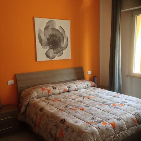 סירמיונה Perla Del Lago Rent Apartments חדר תמונה