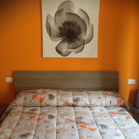 סירמיונה Perla Del Lago Rent Apartments מראה חיצוני תמונה