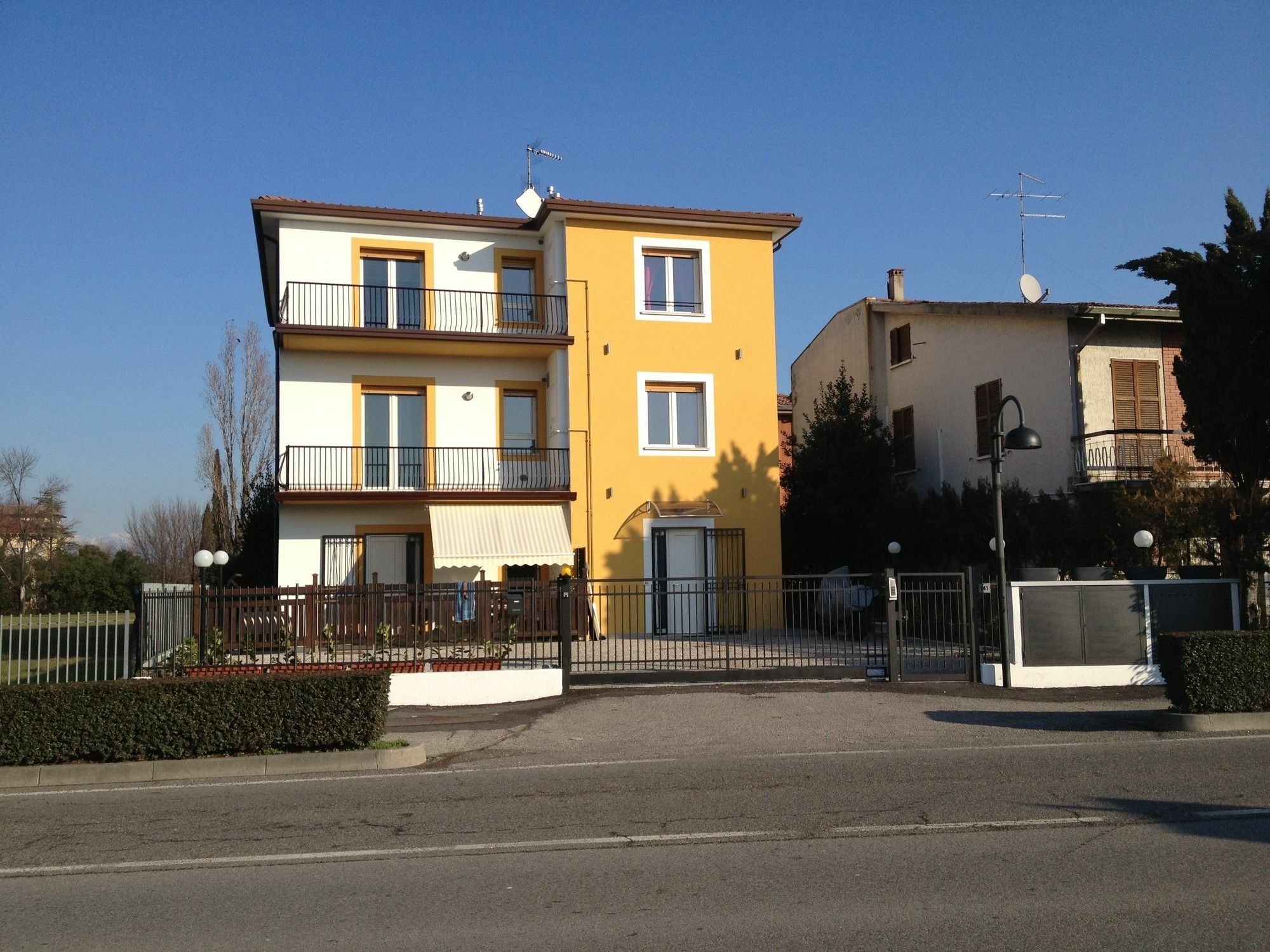 סירמיונה Perla Del Lago Rent Apartments מראה חיצוני תמונה