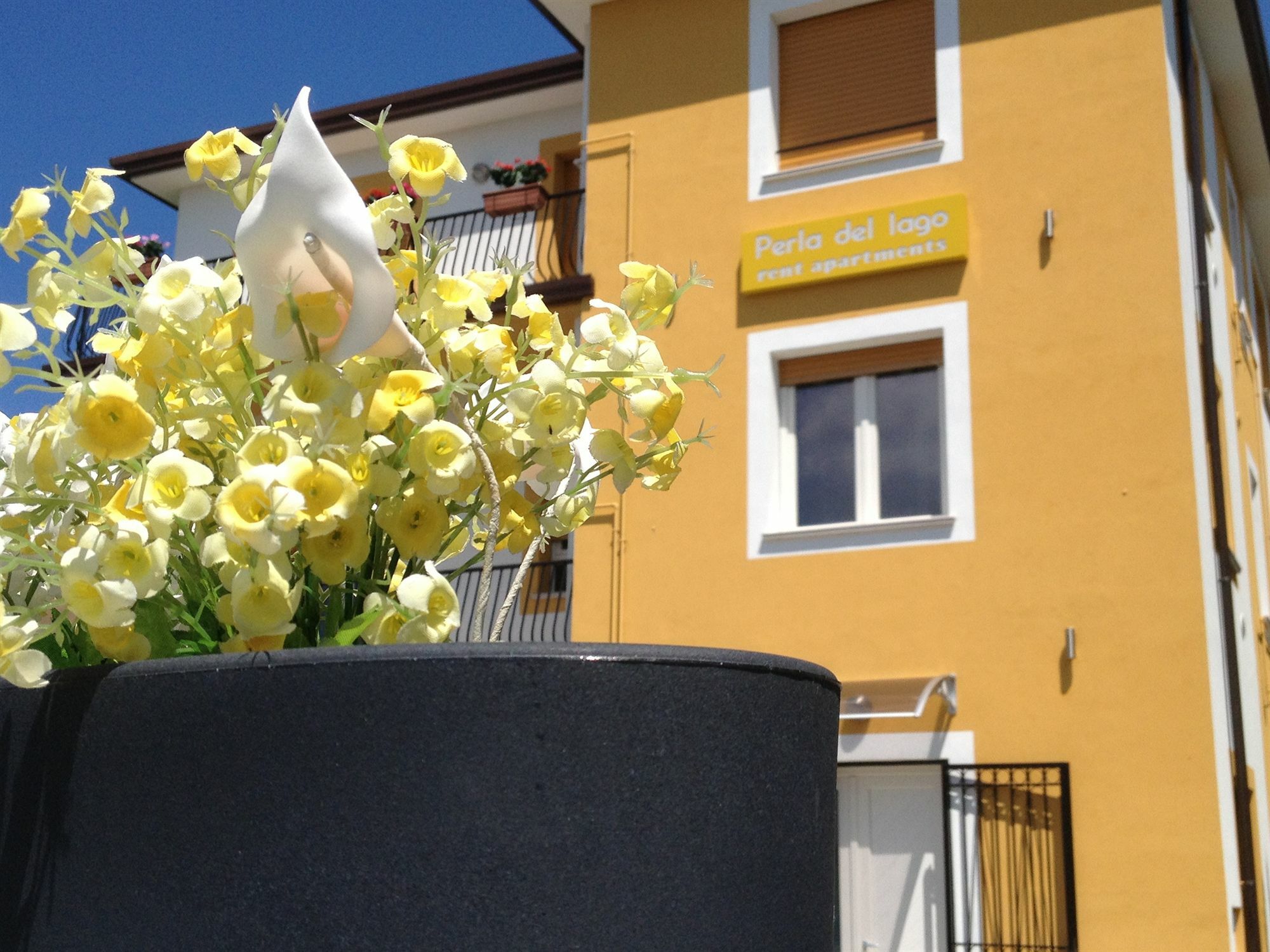 סירמיונה Perla Del Lago Rent Apartments מראה חיצוני תמונה