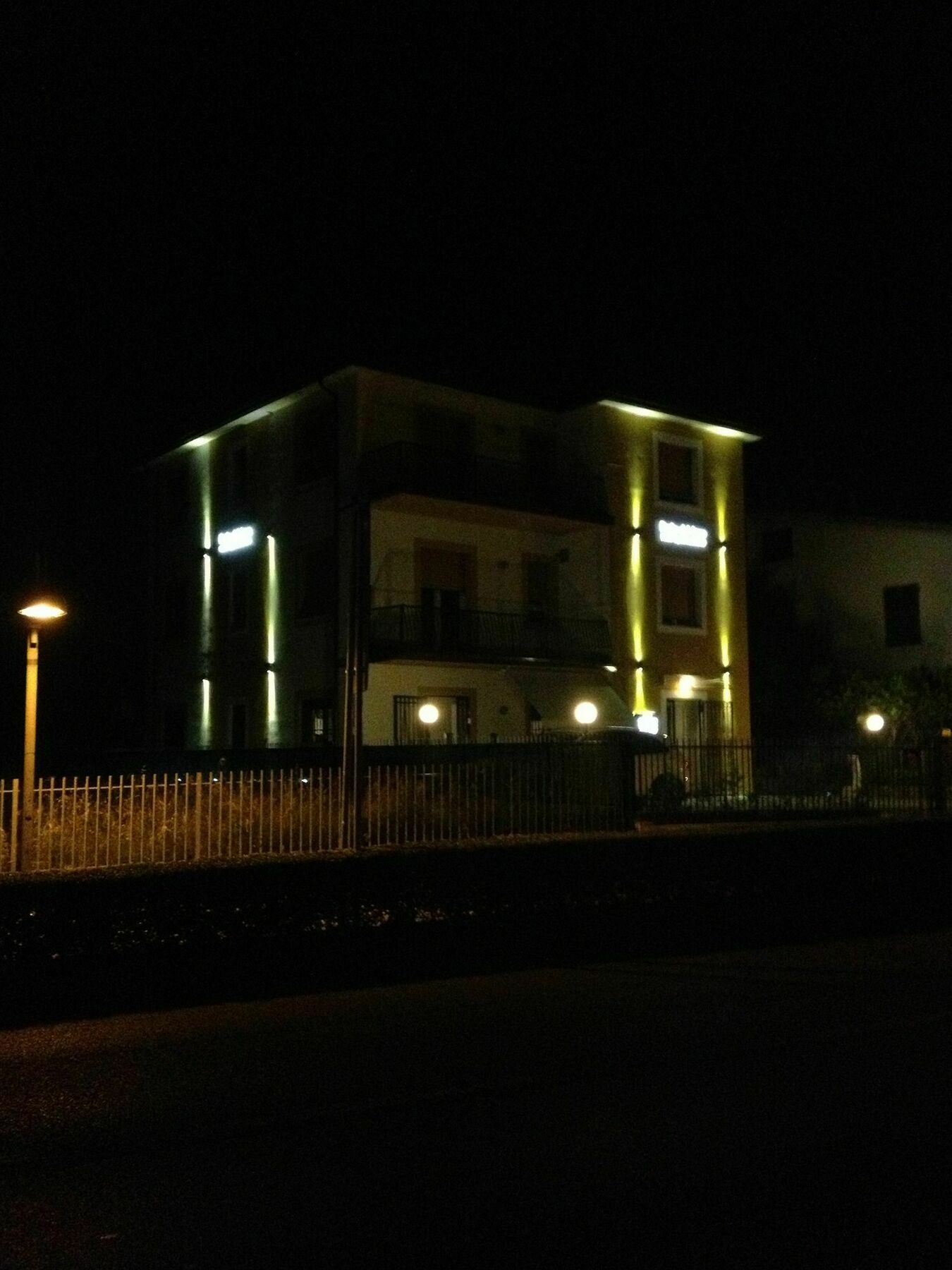 סירמיונה Perla Del Lago Rent Apartments מראה חיצוני תמונה